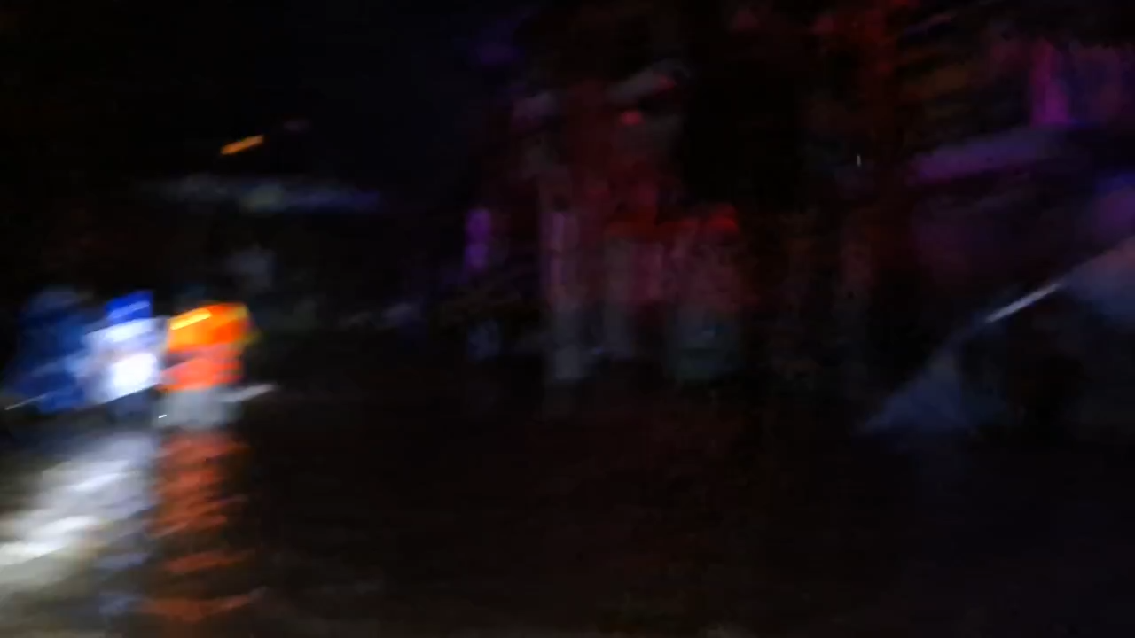 Công an quận Đồ Sơn vẫn tiếp tục hỗ trợ người dân đến nơi an toàn